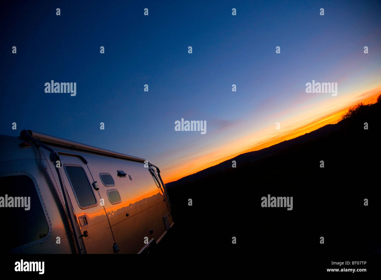 Airstream Anhänger spiegelnde Sonnenuntergang Stockfoto