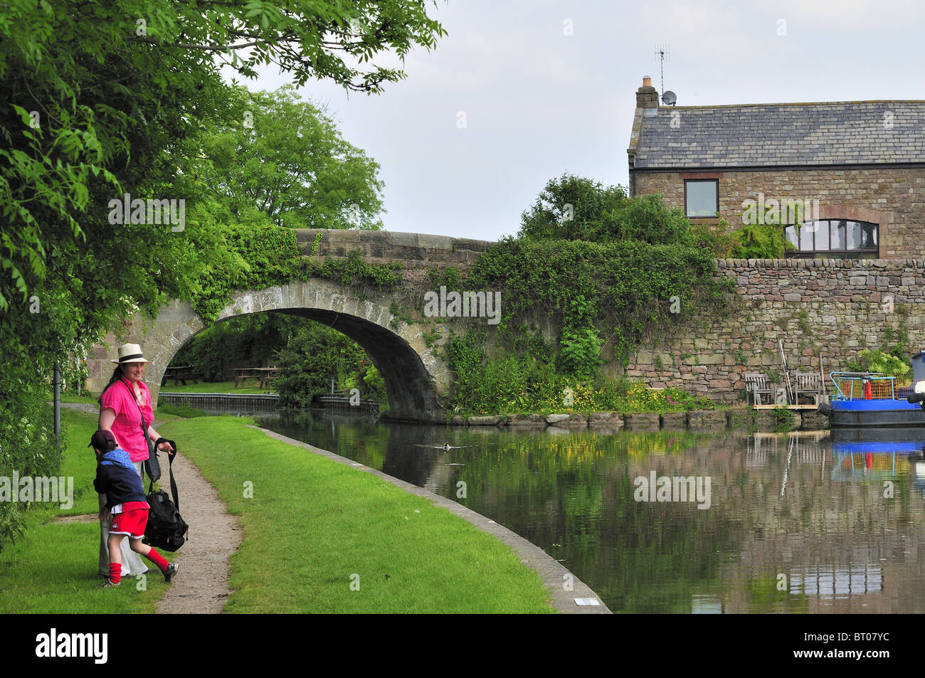 Mutter Sohn spielen Leinpfad, steinerne Brücke, Wasser-Spiegelungen-Landschaft Stockfoto