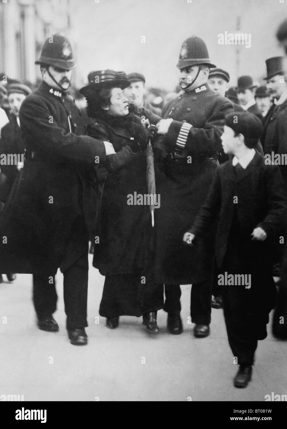 Foto c1910 - 1915 eine Frauenrechtlerin, während der Kampagne von der Polizei in London verhaftet, Frauen das Wahlrecht zu gewinnen. Stockfoto