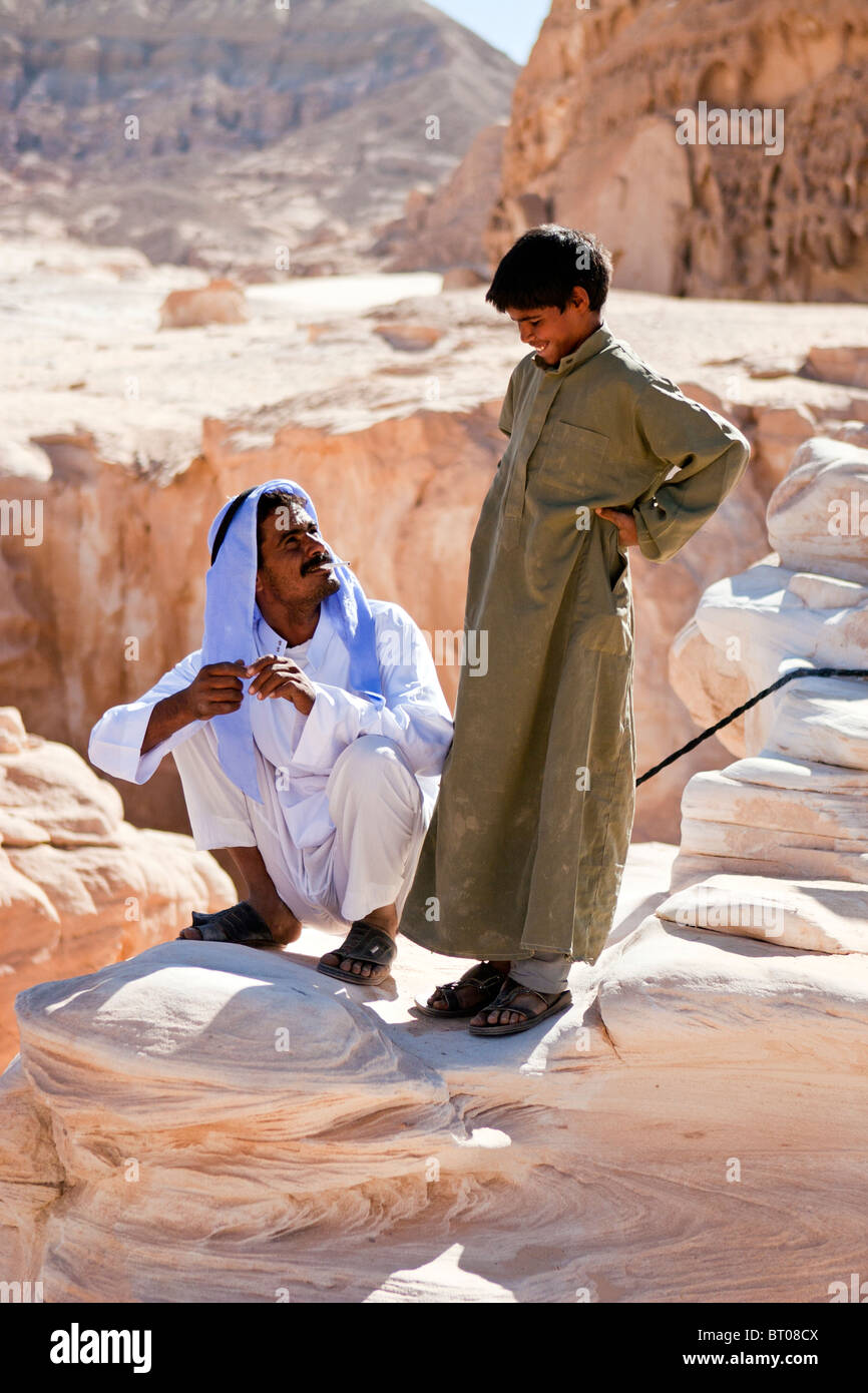 Beduinen-Vater und Sohn bei den White Canyon, Sinai, Ägypten. Stockfoto