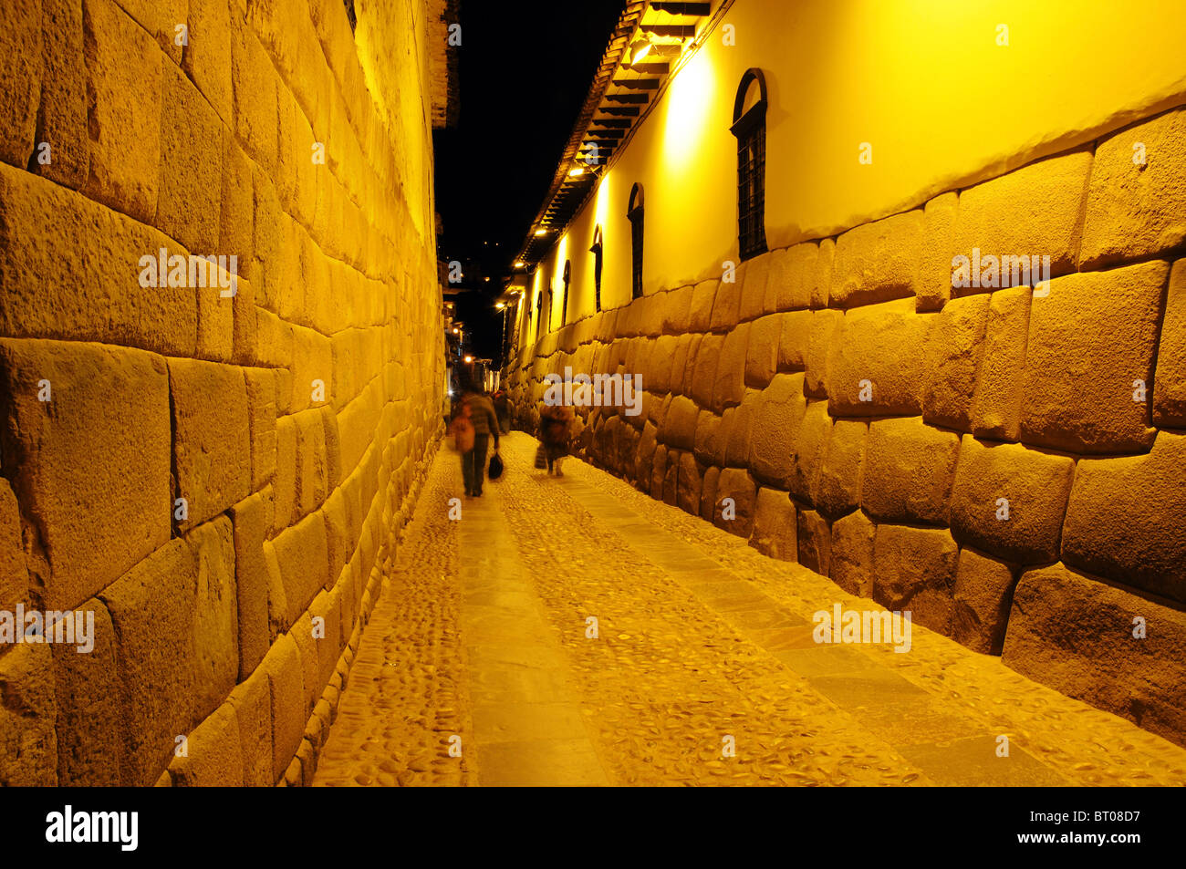 Eine Straße in Cusco in der Nacht zeigt das berühmte Inka-Mauerwerk Stockfoto