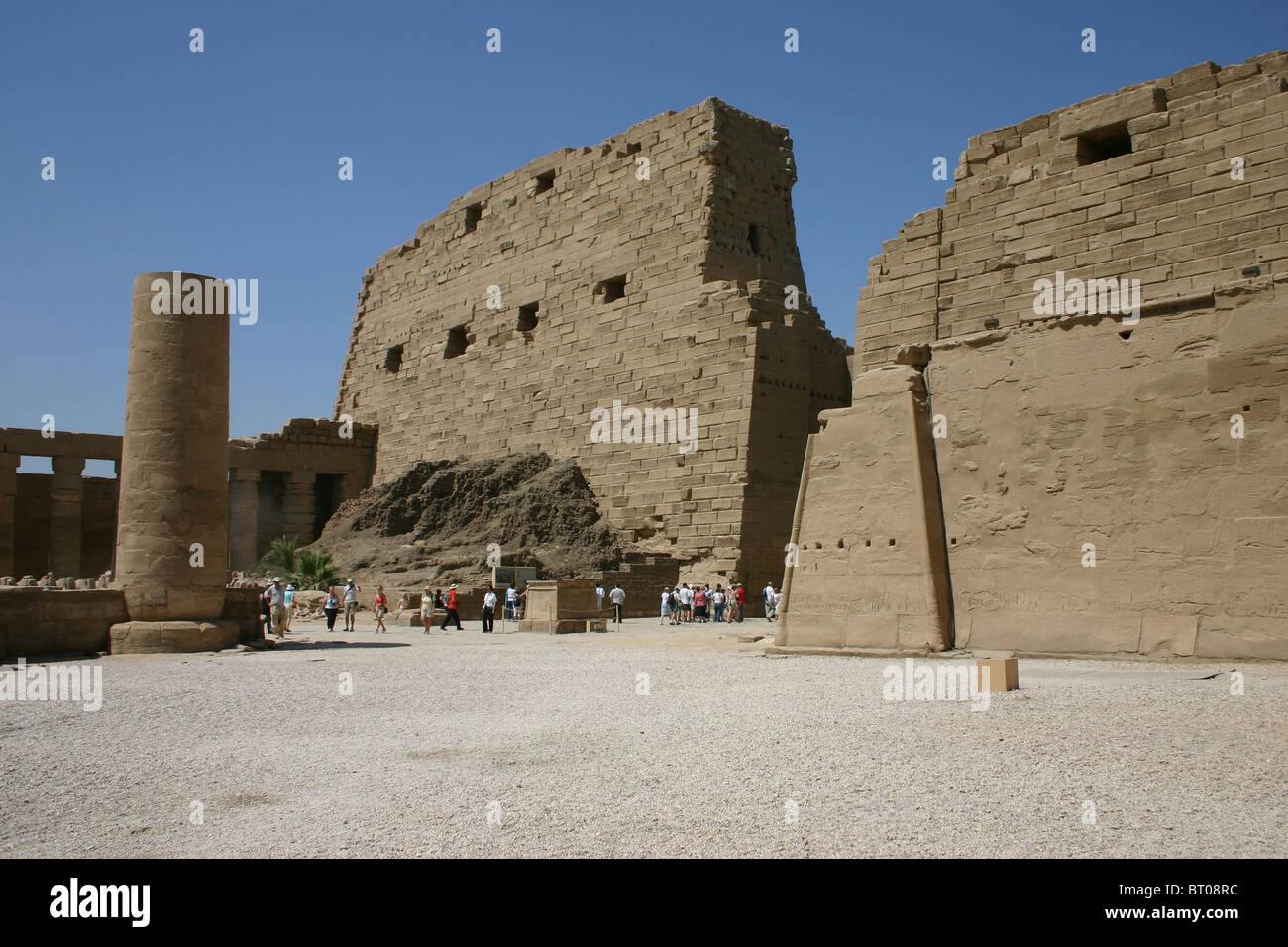 Ersten Court of Karnak Temple of Amun mit Rückseite des Pylon ich (von Nektanebos ich), Theben, Luxor, Ägypten Stockfoto