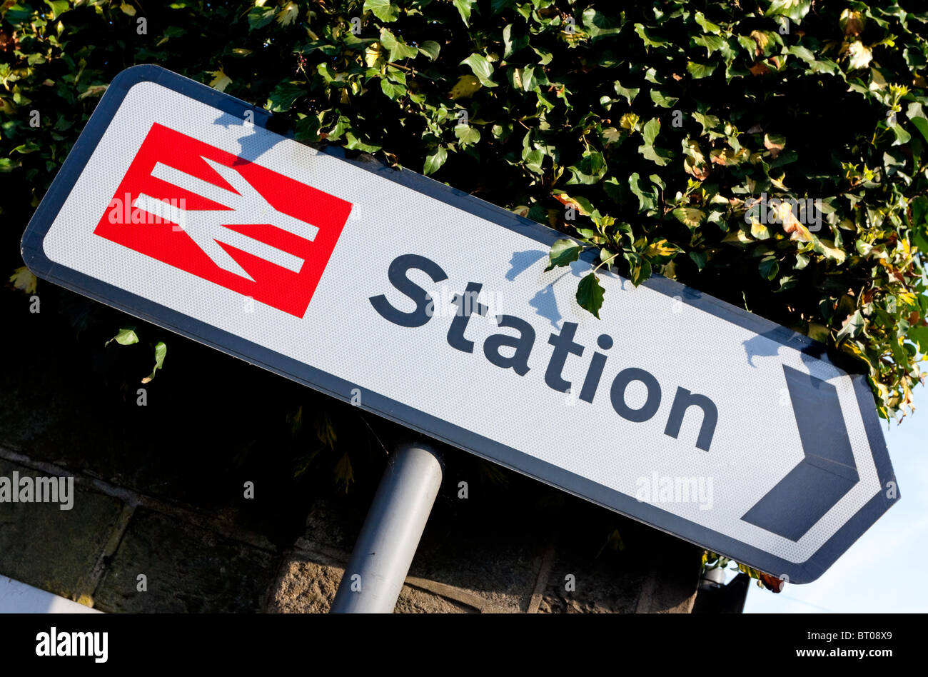 Bahnhof Wegweiser zu einem Bahnhof im Vereinigten Königreich mit dem ehemaligen British Rail-Logo noch verwendet Stockfoto
