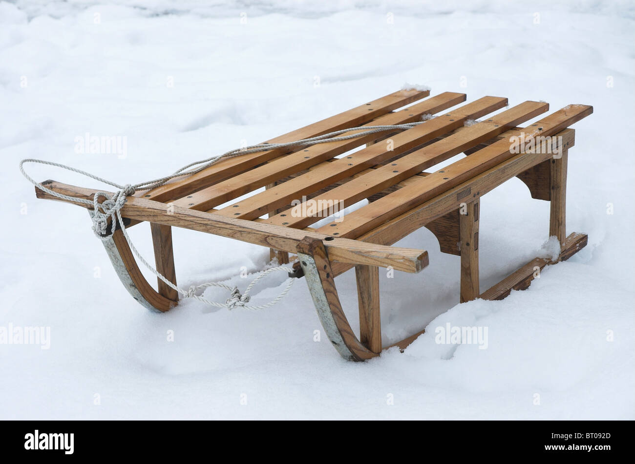 Eine traditionelle Holzschlitten auf Schnee Stockfoto