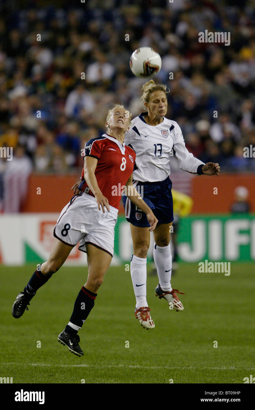 Solveig Gulbrandsen von Norwegen (l) und Kristine Lilly von der USA (r) für einen Header während einer 2003-Frauen-WM-Spiel zu kämpfen. Stockfoto