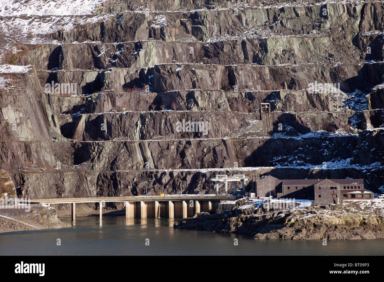 Eintritt zum Dinorwig-Wasserkraftwerk im stillgelegten Dinorwic-Schieferbruch über den Llyn Peris Reservoir. Llanberis, Gwynedd, Nordwales, Großbritannien Stockfoto