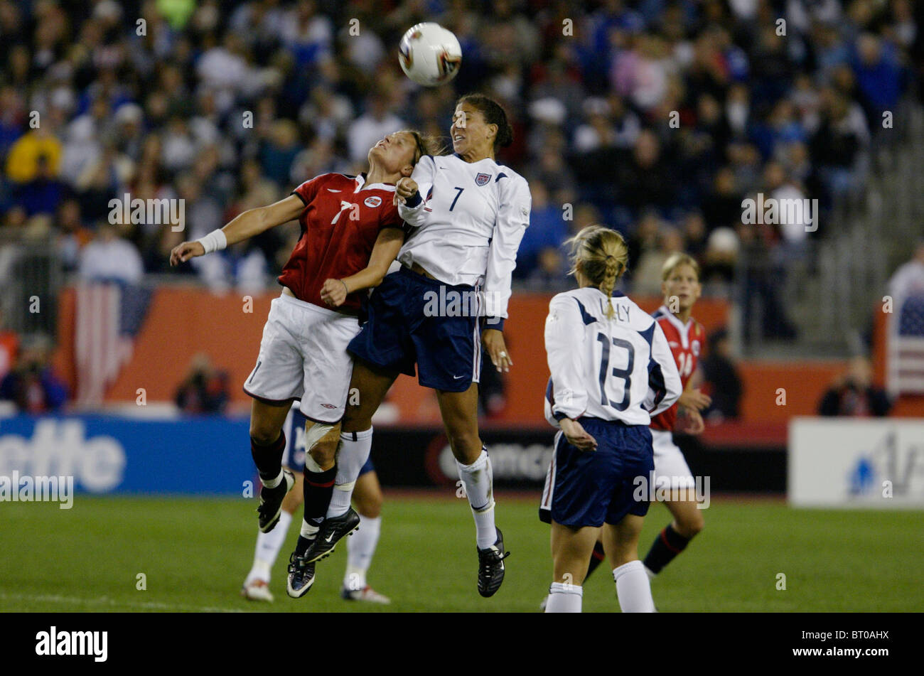 Trine Rønning von Norwegen (l) und Shannon Boxx von den USA (r) kämpfen für einen Header während einer 2003-Frauen-WM-Spiel. Stockfoto