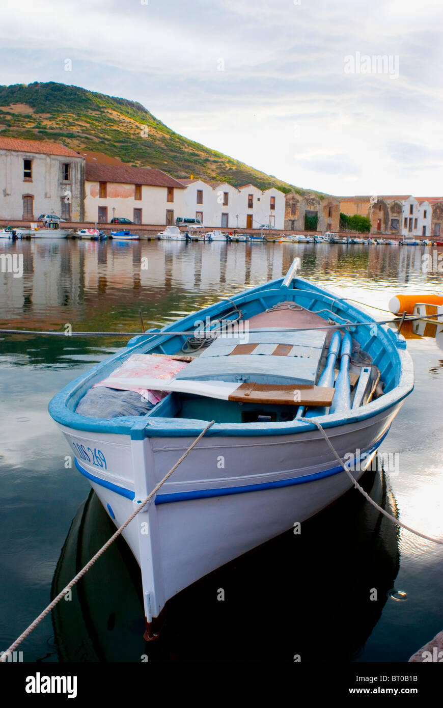 Bosa, le Industrieholding, Fluss Temo, alte Gerbereien, Sardinien, Sommer 2010, Boot Stockfoto