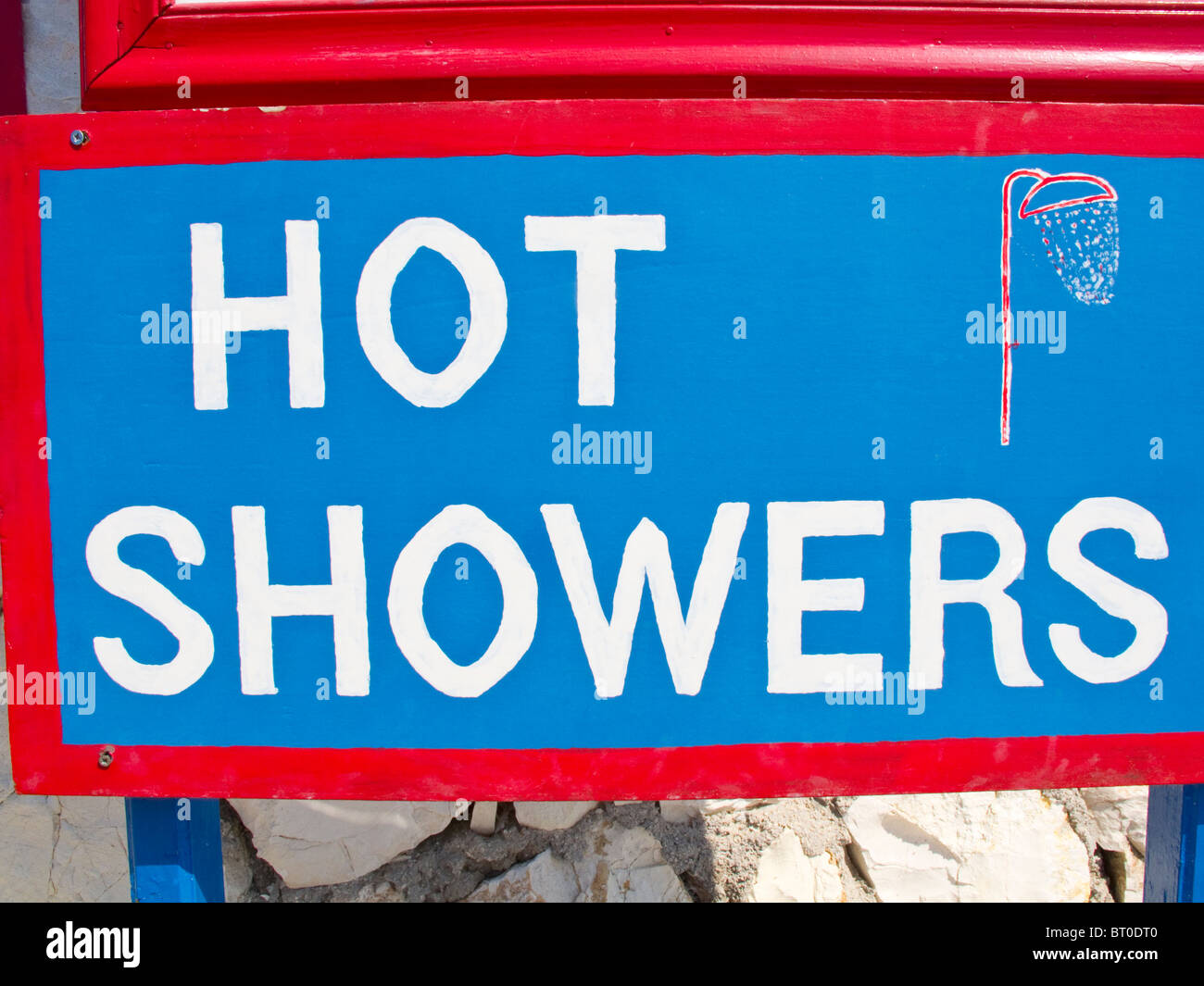 Heiße Dusche auf einem Campingplatz Stockfoto