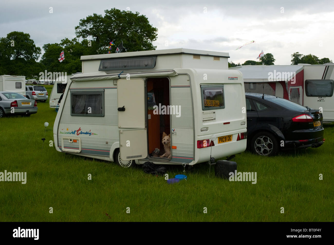 Fleurette Tamaris 31 Kleine Wohnwagen Mit Hund Stockfotografie Alamy