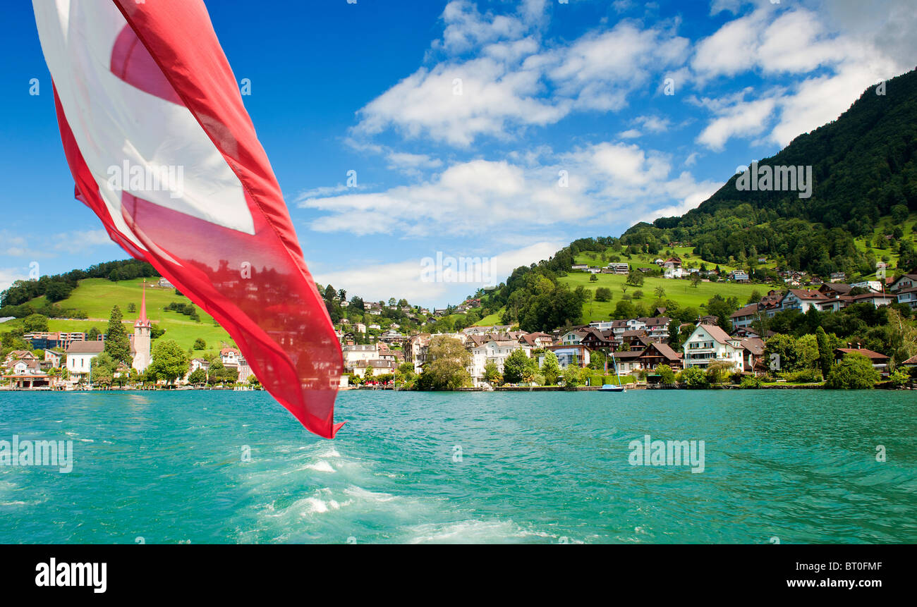 Weggis am Ufer des Vierwaldstättersees in der Schweiz mit einem Teil der Schweizer Flagge in Schuss. Stockfoto