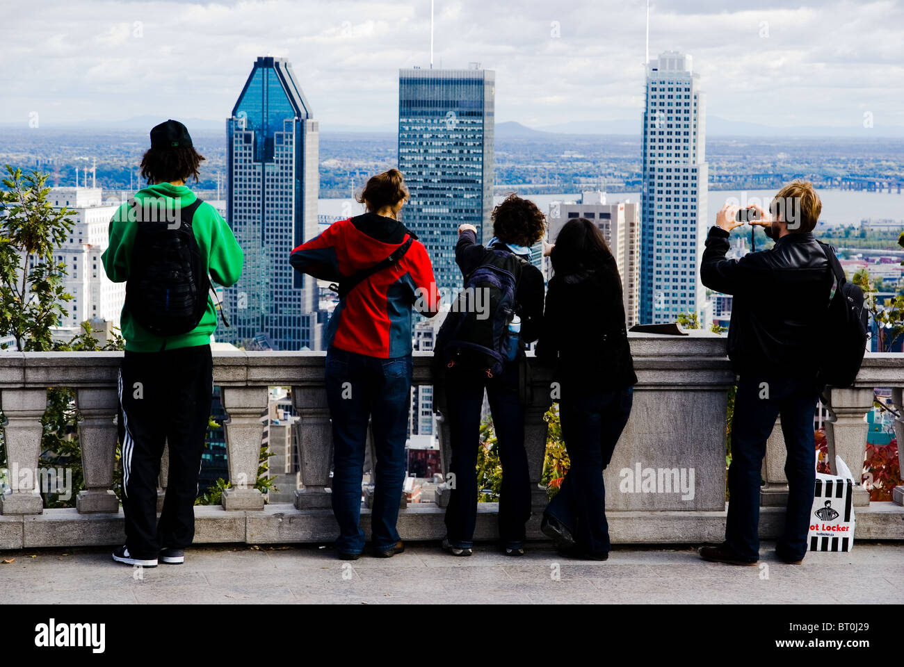 Touristen genießen den Blick auf die Skyline von Montreal aus Kondiaronk Sicht auf Mont-Royal Stockfoto