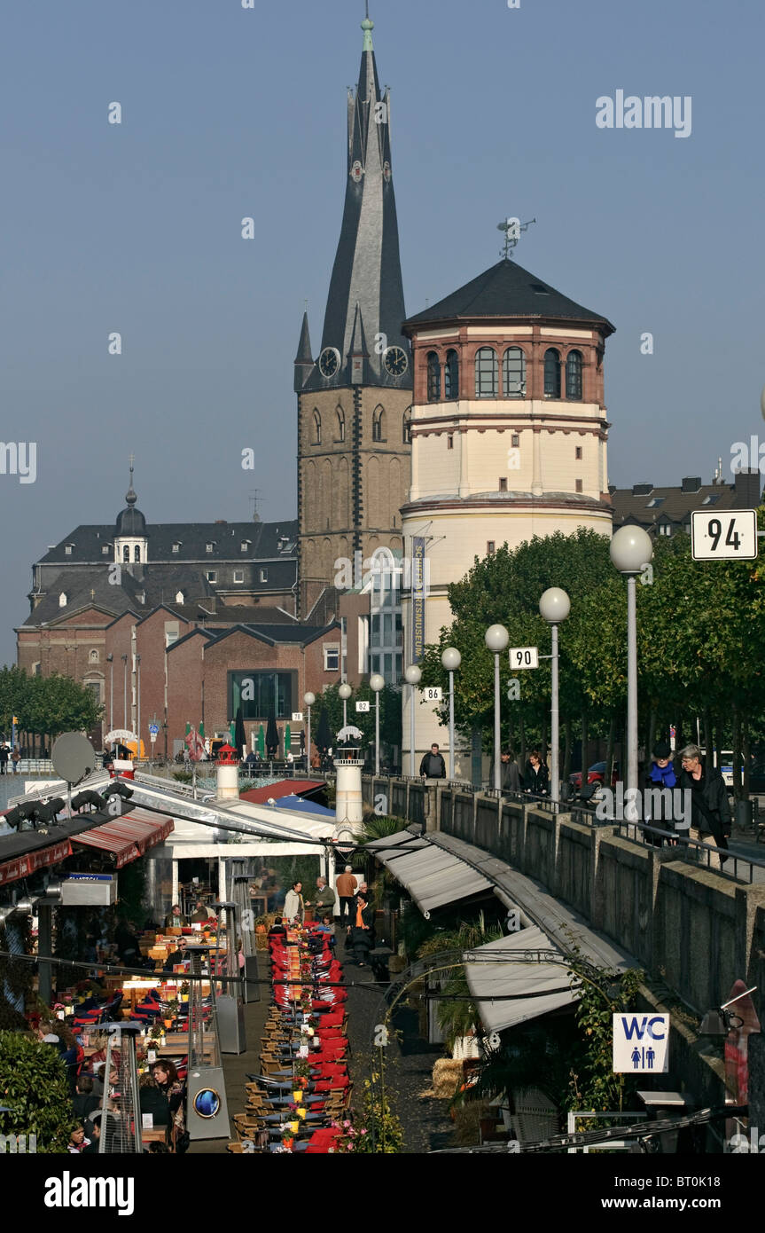 Die Rheinpromenade mit Schlosturm & St. Lambertus Kirche Turm in Düsseldorf, NRW, Deutschland Stockfoto