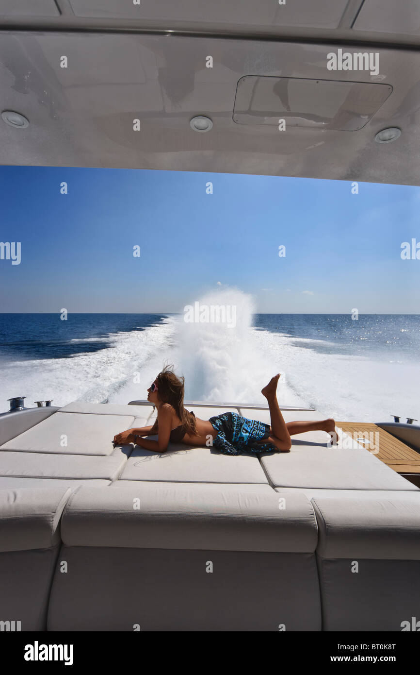 Italien, Latium, Tyrrhenischen Meer, aus der Küste von Fiumicino/Rom, Luxusyacht Alfamarine 60' mit voller Geschwindigkeit Stockfoto