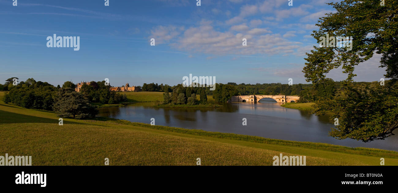 Panoramablick über den See, große Brücke, Garten und Palast in Blenheim, Woodstock, Oxfordshire Stockfoto