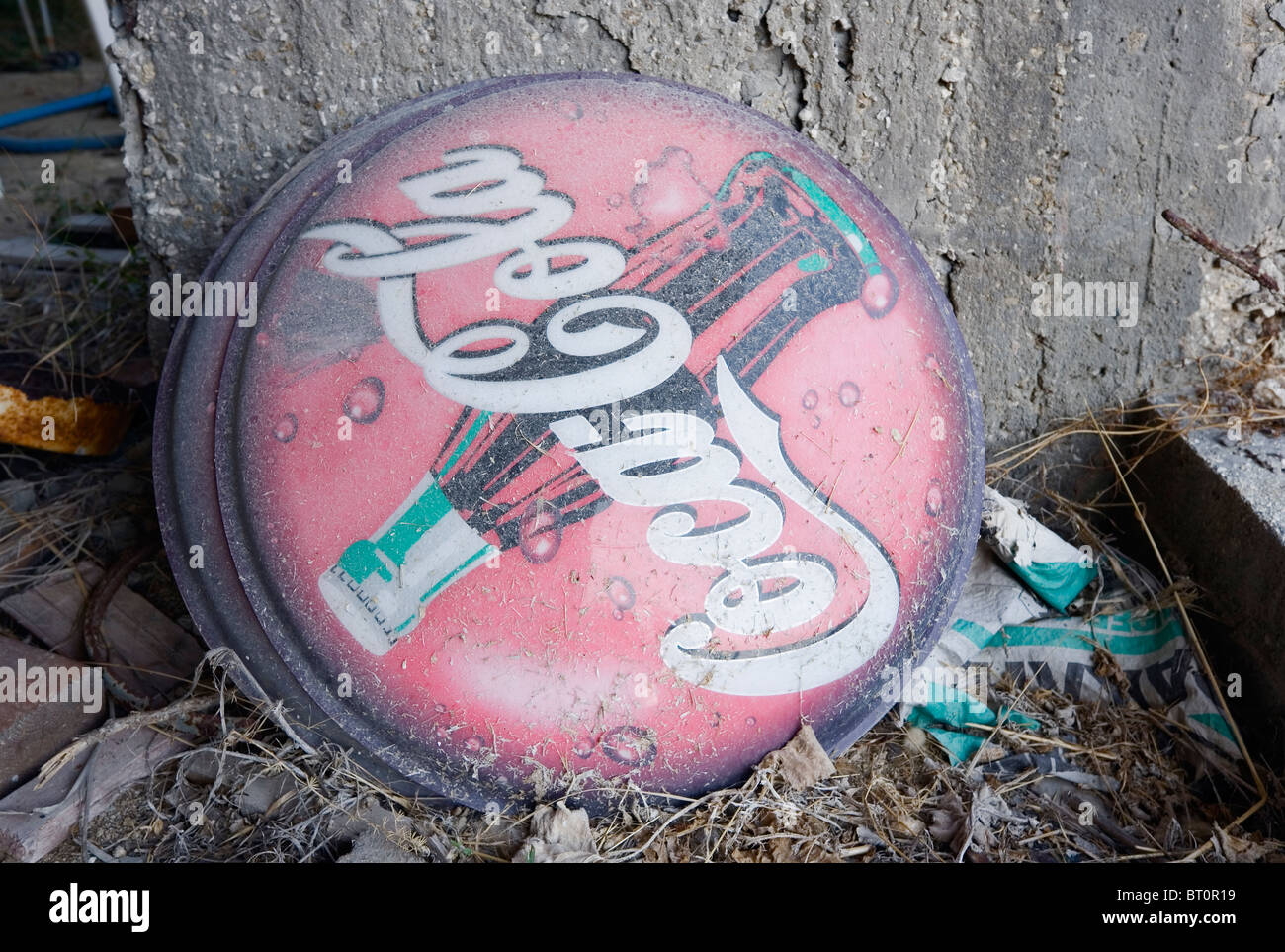 PALEOKASTRITSA, GRIECHENLAND, EUROPA. Großes Blechschild Coca-Cola auf dem Boden der verlassenen Gebäude verlassen Stockfoto