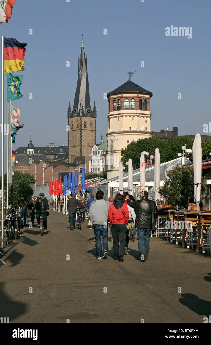 Die Rheinpromenade mit St. Lambertus Kirche Turm & Schloss Turm in Düsseldorf, NRW, Deutschland Stockfoto