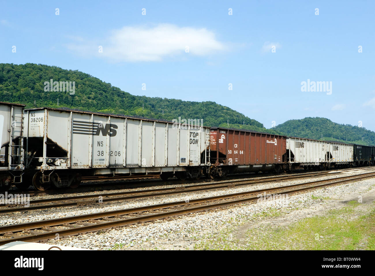 Eine Reihe von Waggons Kohle in eine Schiene Hof in Dickinson, West Virginia, USA an einem klaren, blauen Tag. Stockfoto