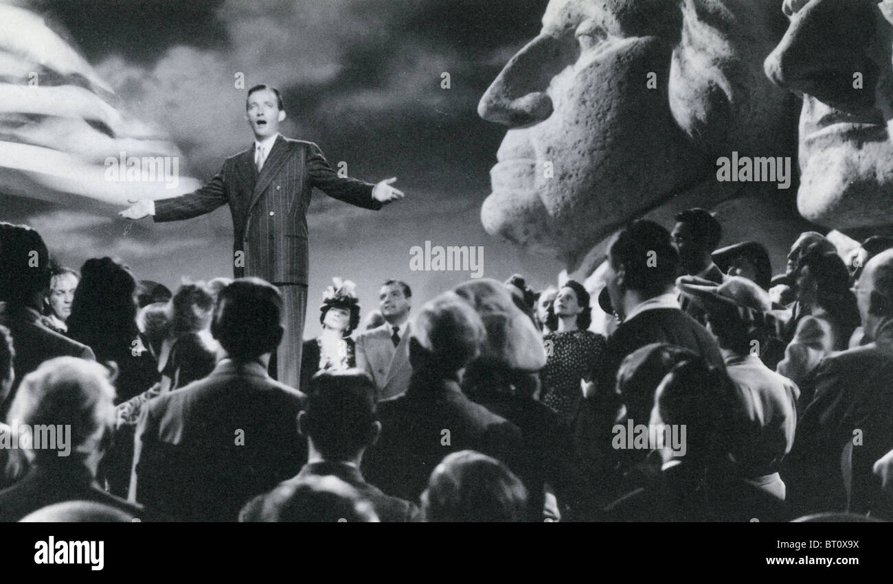 STAR SPANGLED Rhythmus 1942 Paramount Film mit Bing Crosby singt Old Glory mit einem projizierten Hintergrund von Mount Rushmore Stockfoto