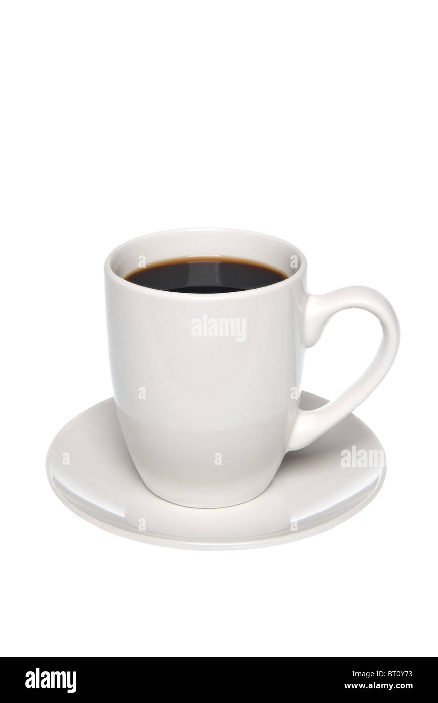 Eine Tasse heißen, schwarzen Kaffee auf eine Untertasse, isoliert auf weiss. Stockfoto