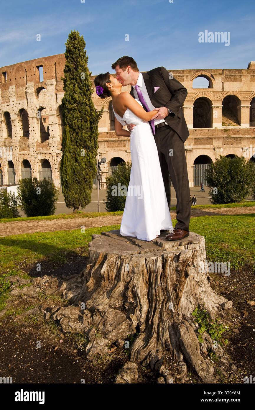 Brautpaar küssen vor Roman Colosseum Stockfoto