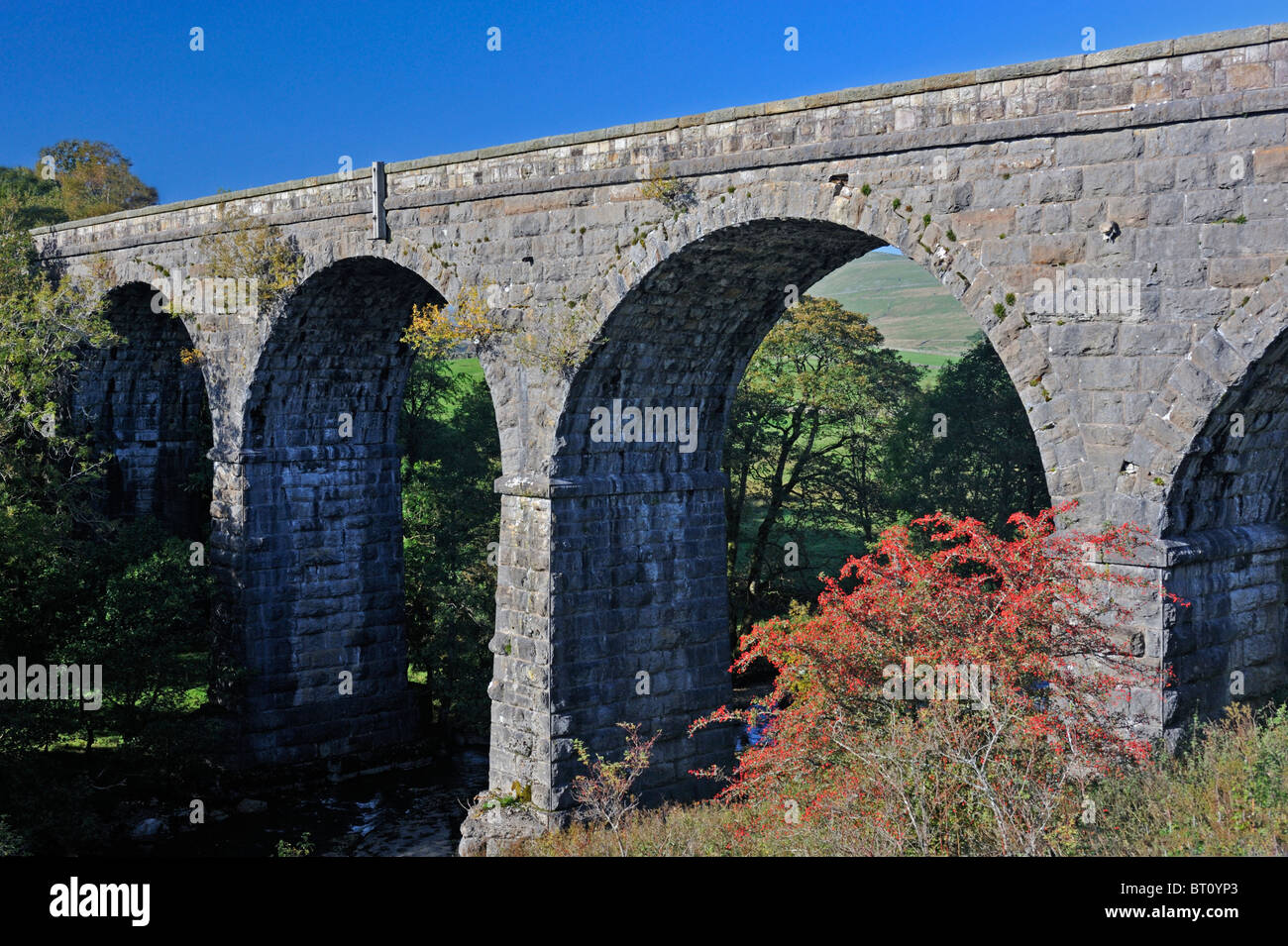 Stillgelegten Eisenbahnviadukt über Mossdale Beck. Appersett, Hawes, North Yorkshire, England, Vereinigtes Königreich, Europa. Stockfoto