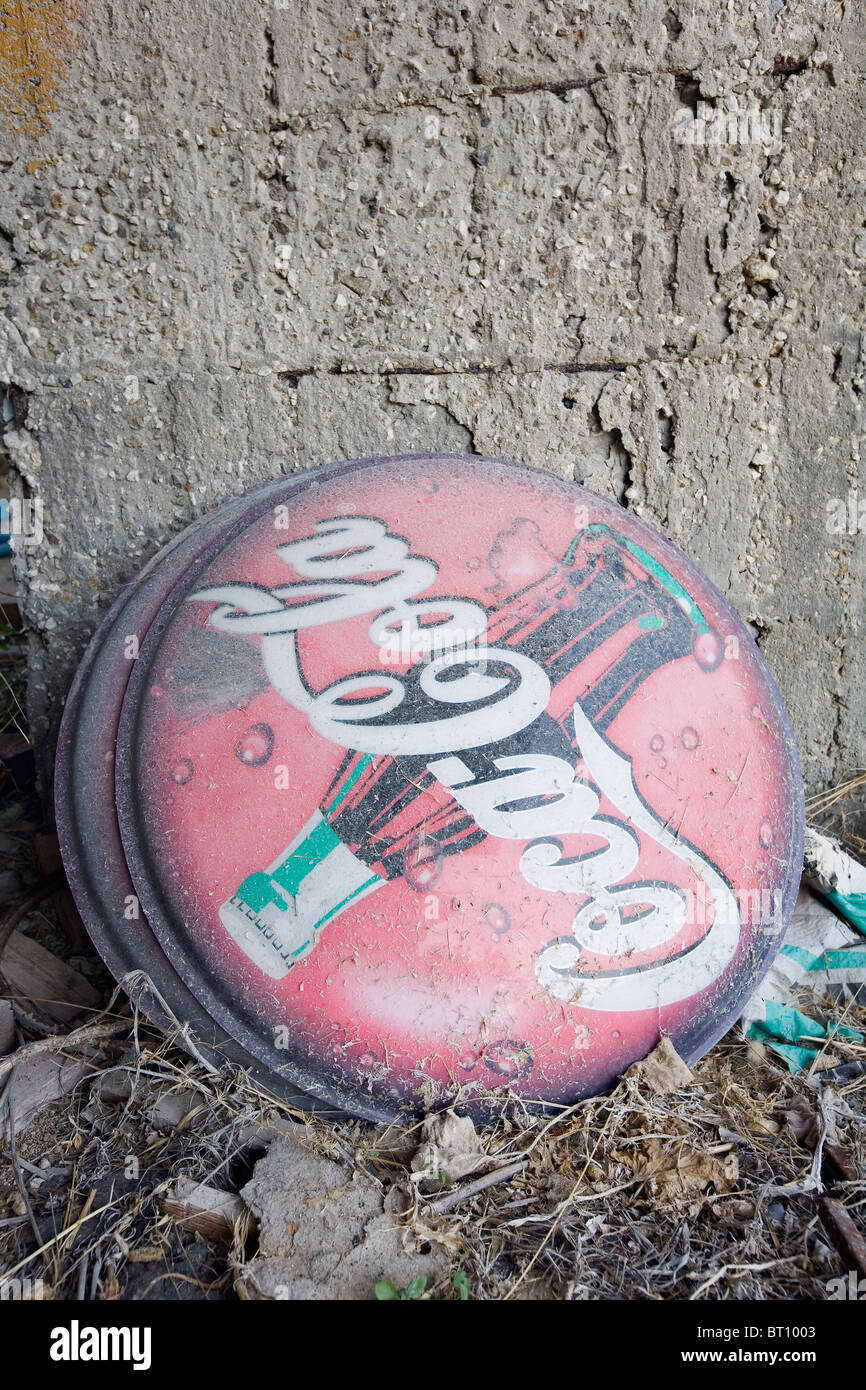 PALEOKASTRITSA, GRIECHENLAND, EUROPA. Großes Blechschild Coca-Cola auf dem Boden der verlassenen Gebäude verlassen Stockfoto
