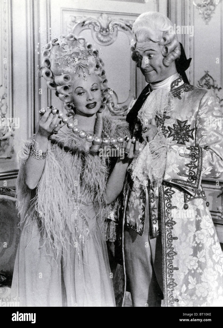 DU BARRY wurde A LADY 1943 MGM Film musikalische mit Lucille Ball bewundern die Halskette, die ihr von Red Skelton als Louis XV gegeben Stockfoto