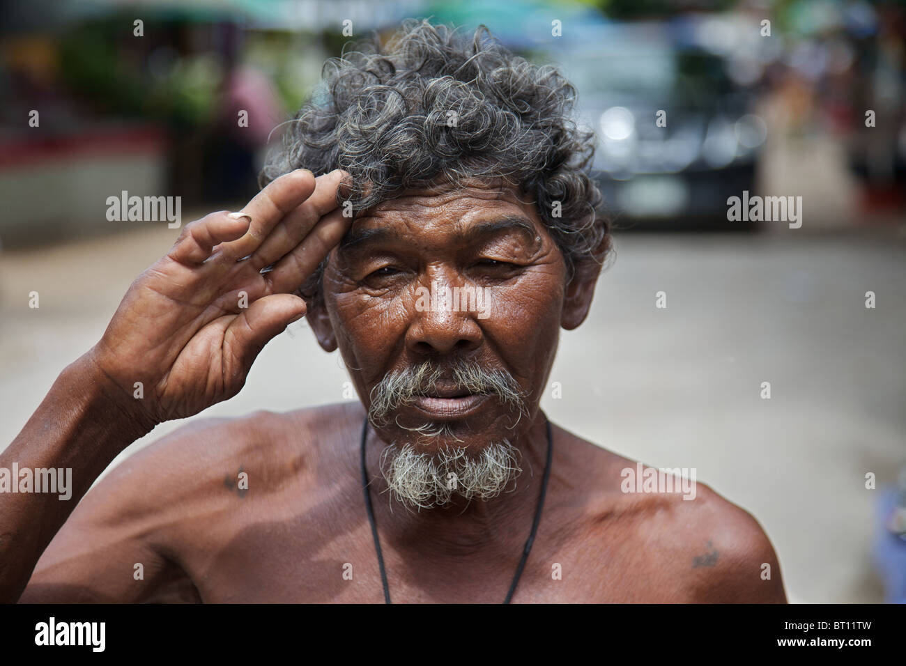 Ein Alter Mann aus einem zigeunerischen Dorf in Phuket, Thailand Stockfoto