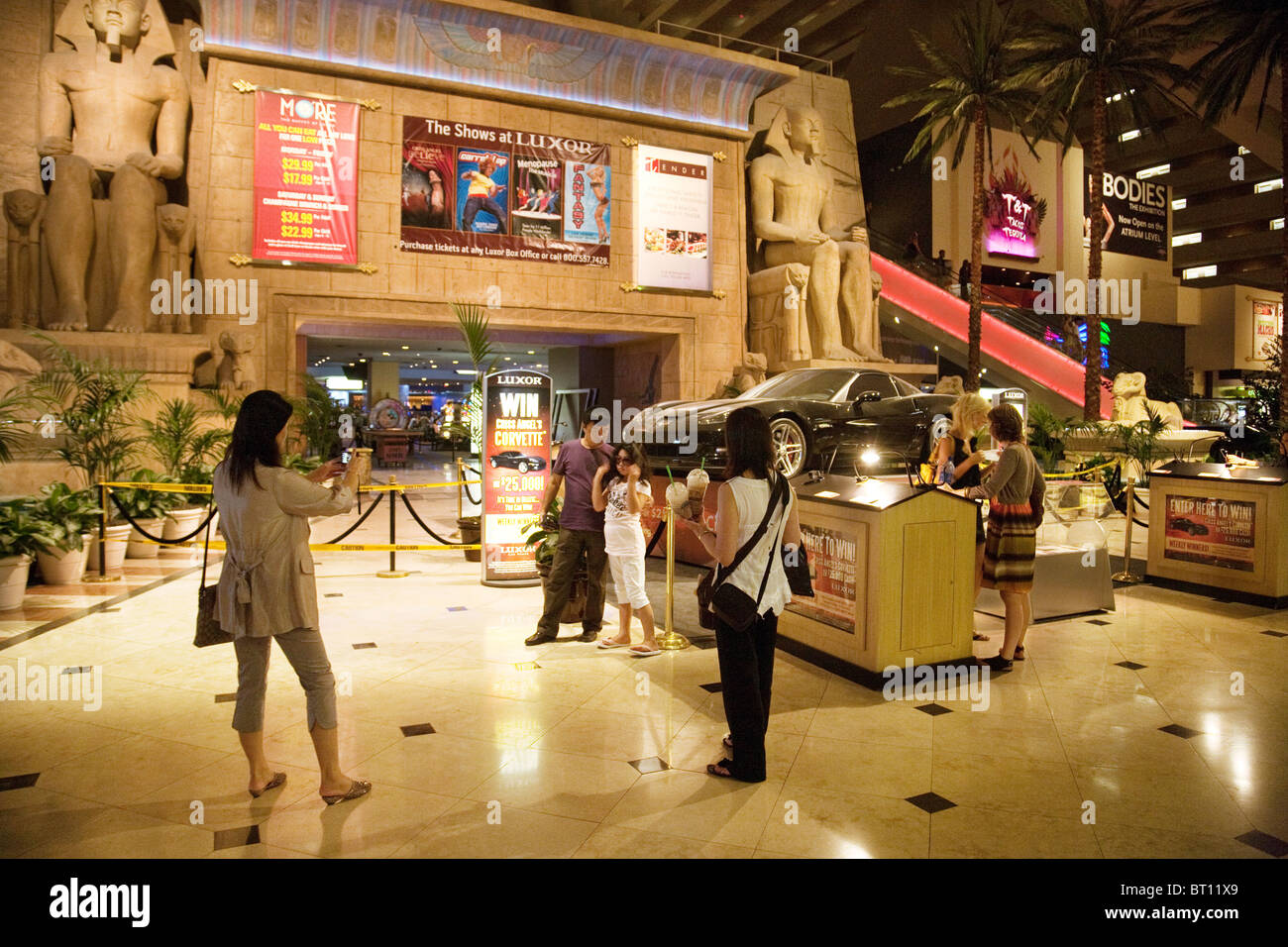 Touristen fotografieren, das Innere des Hotel Luxor, Strip, Las Vegas USA Stockfoto