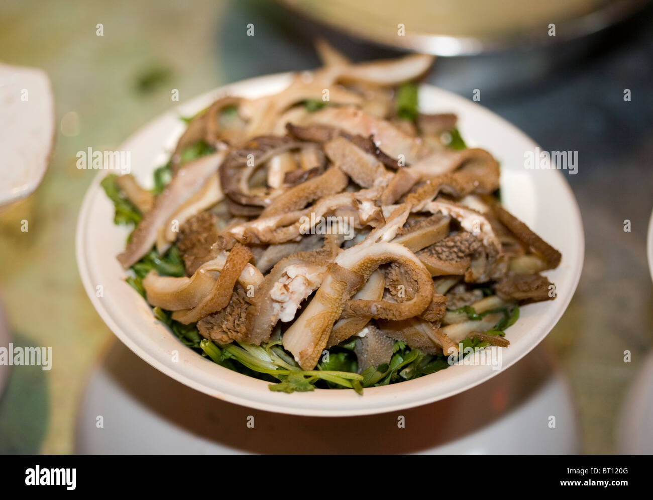 Tripe on Sale Donghuamen Nachtmarkt Peking China - ein Beispiel für das seltsame oder seltsame Essen, das von Menschen auf der ganzen Welt gegessen wird Stockfoto