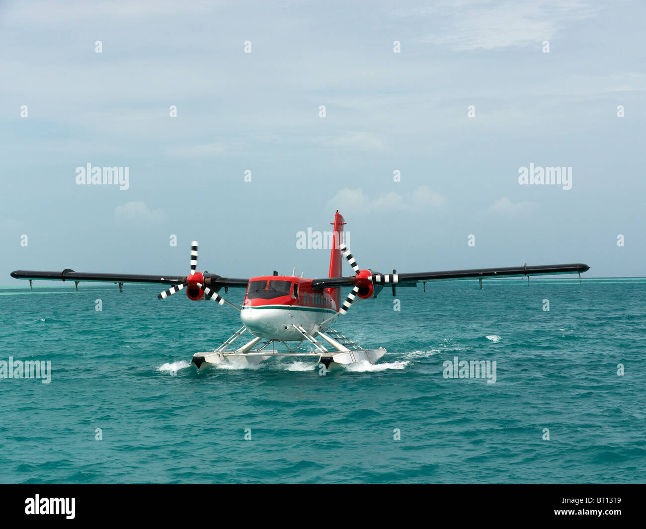 De Havilland Canada DHC-6 Twin Otter Wasserflugzeug Rollen nur nach der Landung, Maldivian Air Taxi Livree Stockfoto