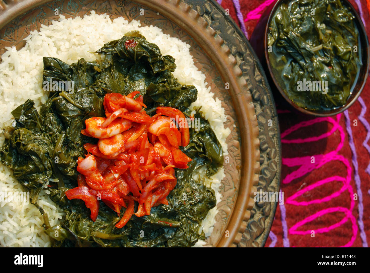 Haak Kaschmir Spinat besteht aus Spinat gekocht in einem Senföl, gelbe Senfkörner und frischen Gewürzen Stockfoto
