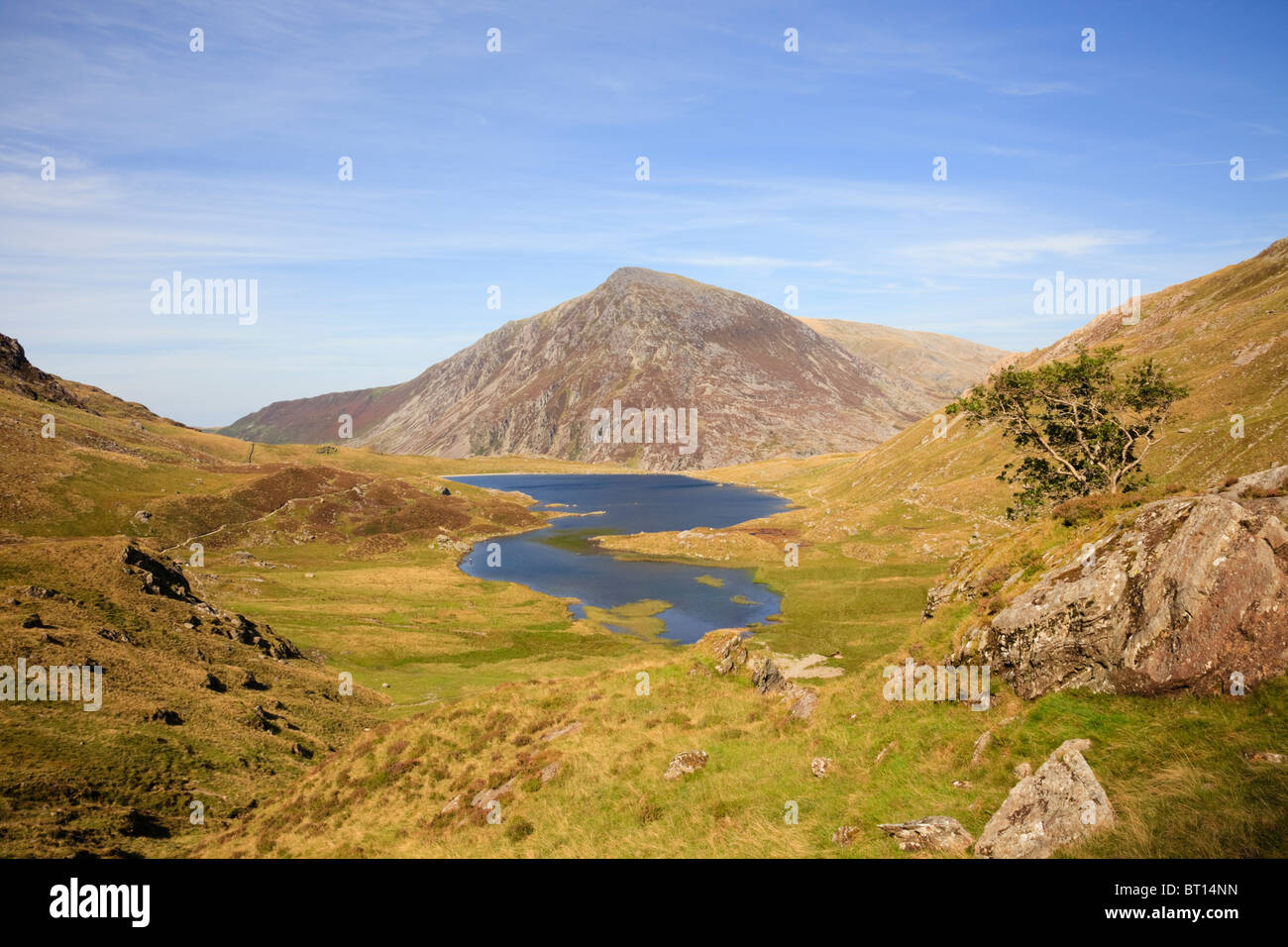 Llyn Idwal im Cwm Idwal National Nature Reserve mit Carnedd Pen Jahr Ole Wen Berg jenseits in Snowdonia National Park. Ogwen, Nord Wales, Großbritannien Stockfoto