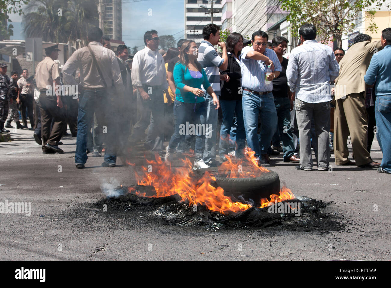 Brennende Reifen als Straßensperren in Quito, Ecuador, aus Protest über die Entlohnung von Polizei Stockfoto