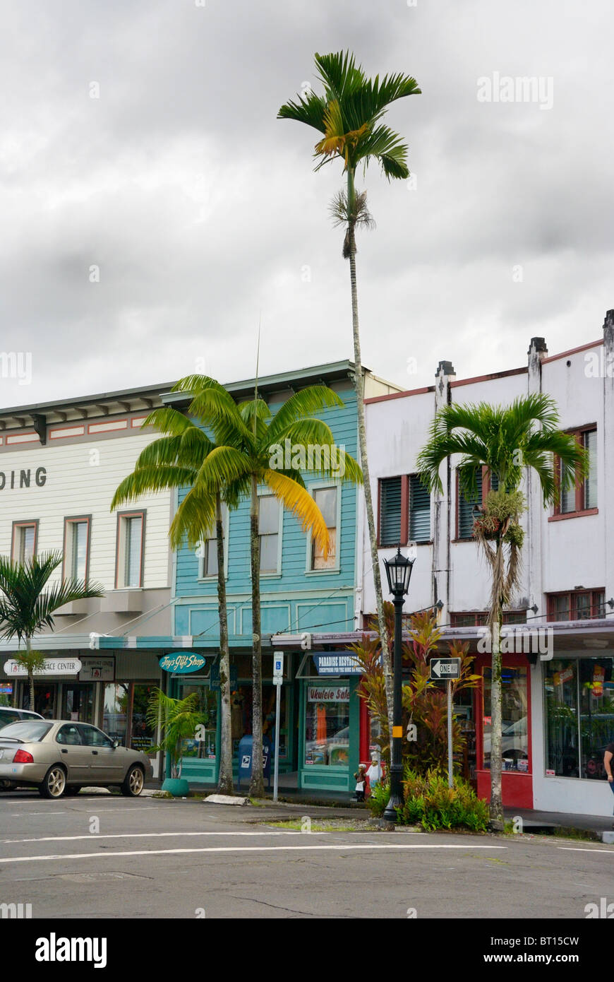 Bayfront speichert in der historischen Innenstadt Hilo, Hawaii (Big Island), auf einem stürmischen Herbst Spätnachmittag. Stockfoto