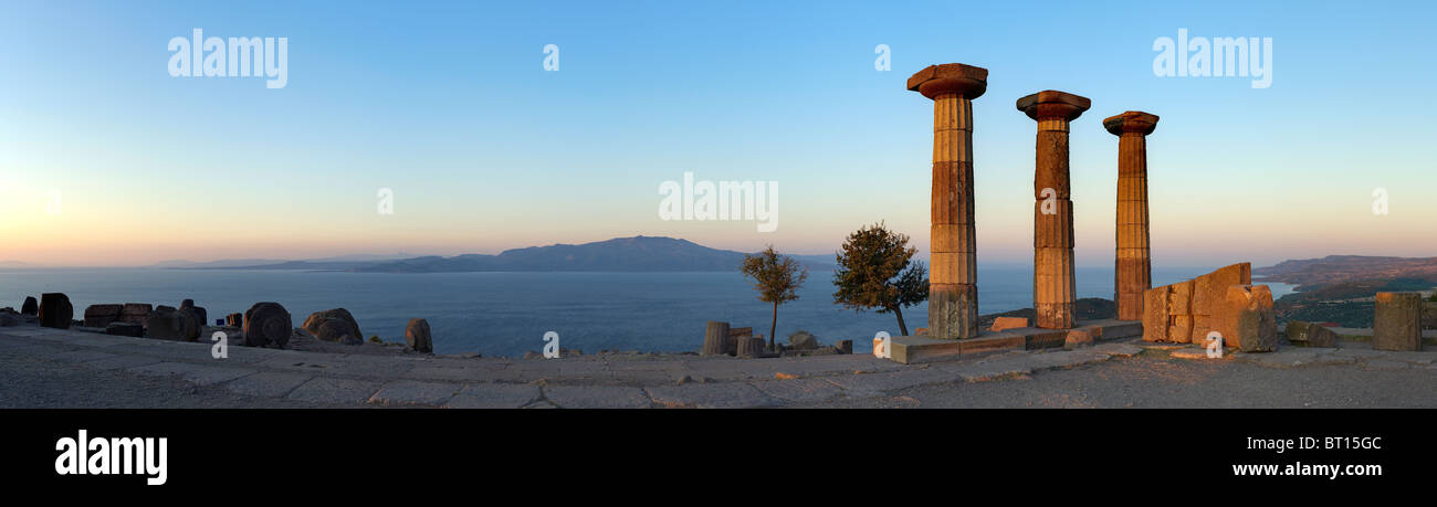 Assos (Behramkale), Türkei. Athena Temple vor Sonnenaufgang mit Blick auf der griechischen Insel Lesbos (Lesvos) in der nördlichen Ägäis. Stockfoto
