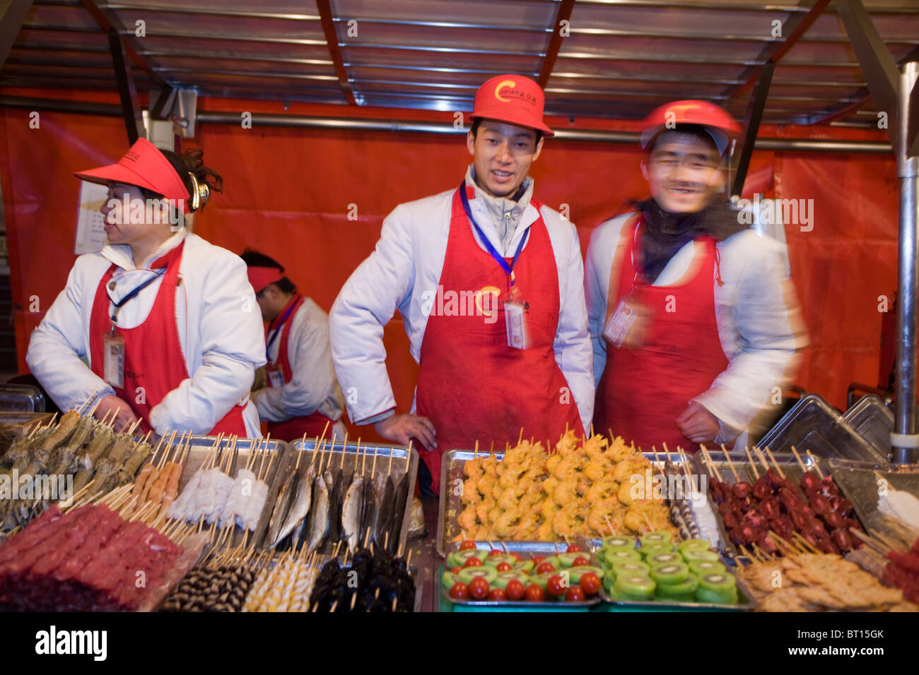 Imbissstände nachts Donghuamen Markt Peking China Stockfoto
