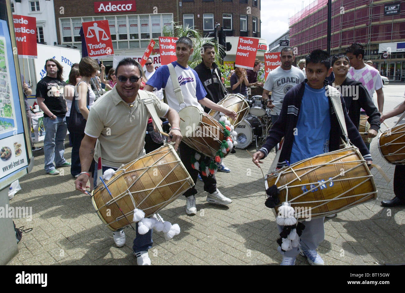 Eine Bhangra-Band nimmt auf den Straßen von Bedford UK Stockfoto