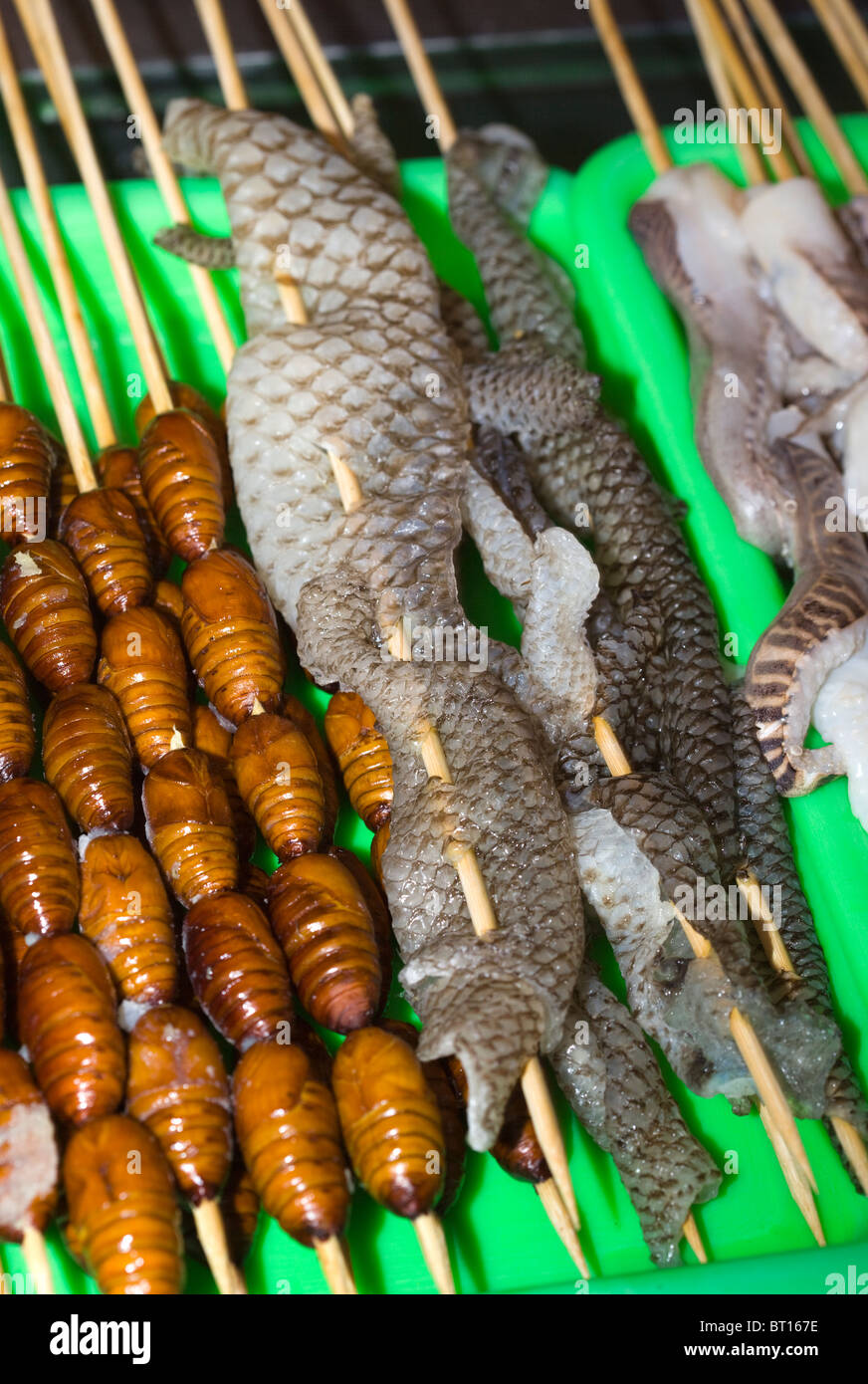 Schlangenfleisch auf dem Donghuamen Nachtmarkt in Wangfujing Peking China - ein Beispiel für das seltsame oder seltsame Essen, das von Menschen auf der ganzen Welt gegessen wird Stockfoto