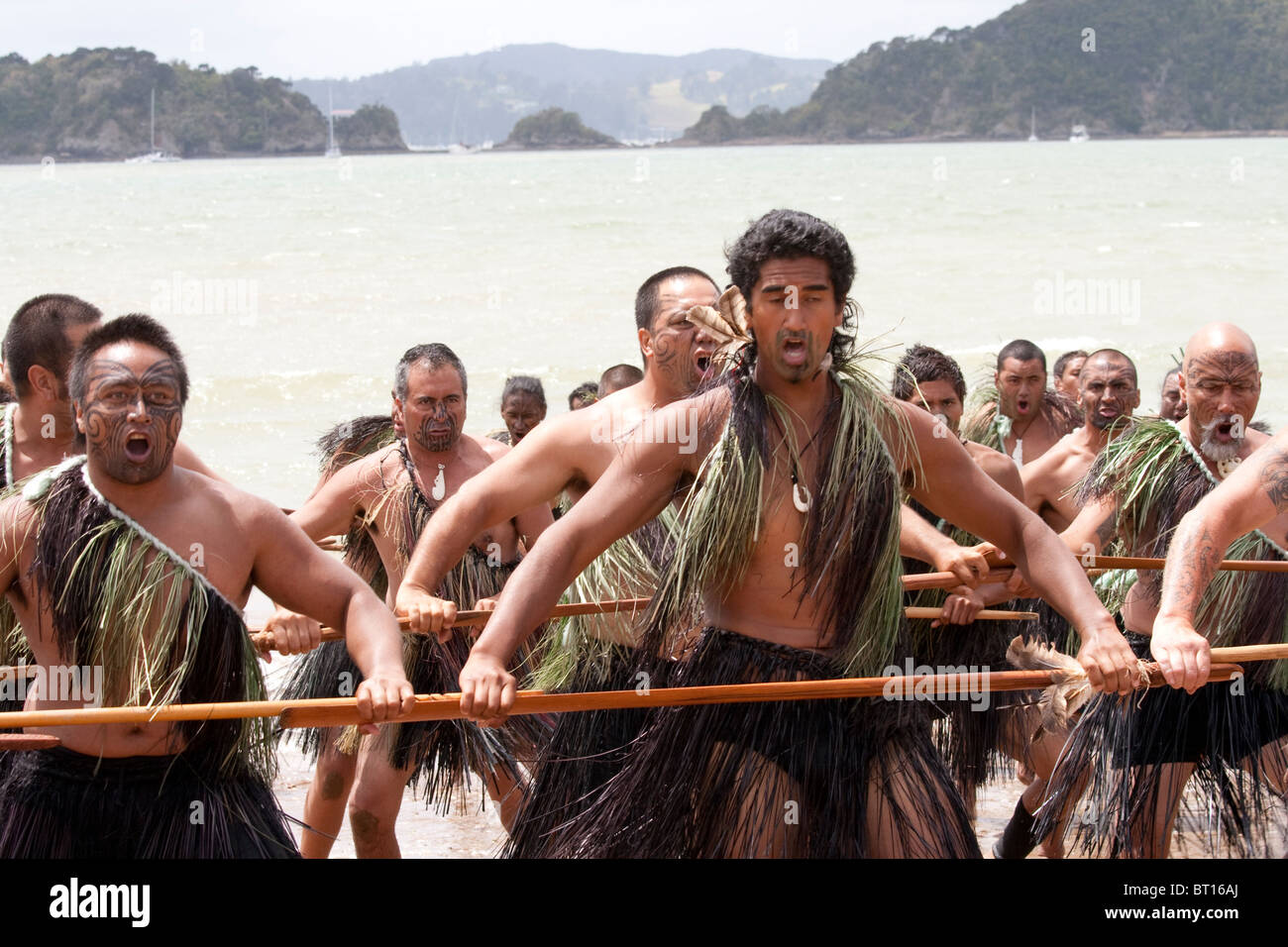 Maori Männer während eines Haka auf den Strand von Waitangi am Waitangi day Stockfoto