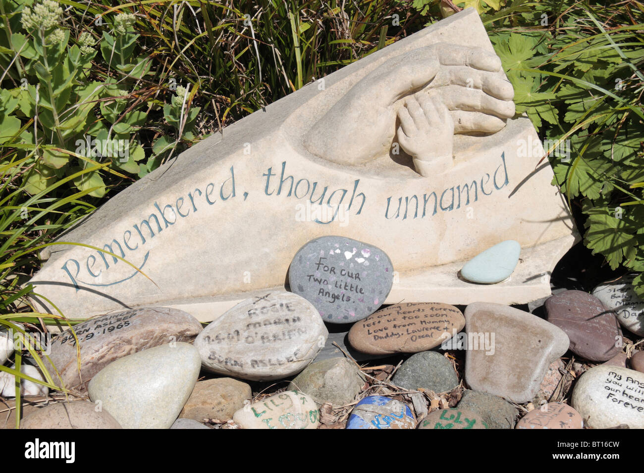 Einzelner Stein Tribute von Eltern in der SANDS-Gedenkstätte an der National Memorial Arboretum, Alrewas, Staffordshire, UK. Stockfoto