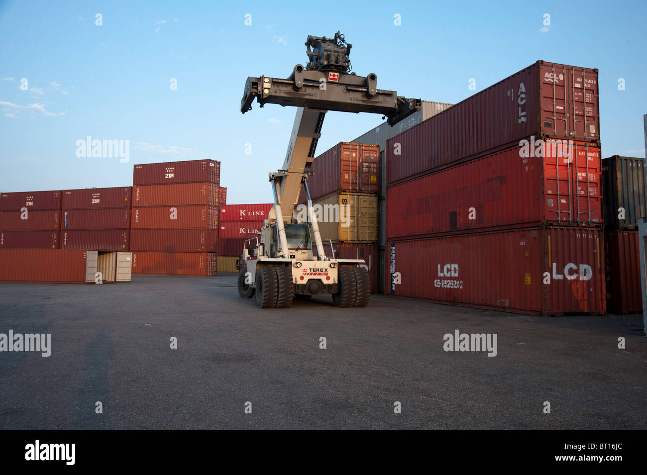Container und Gabelstapler in einem Hafen warten auf export Stockfoto