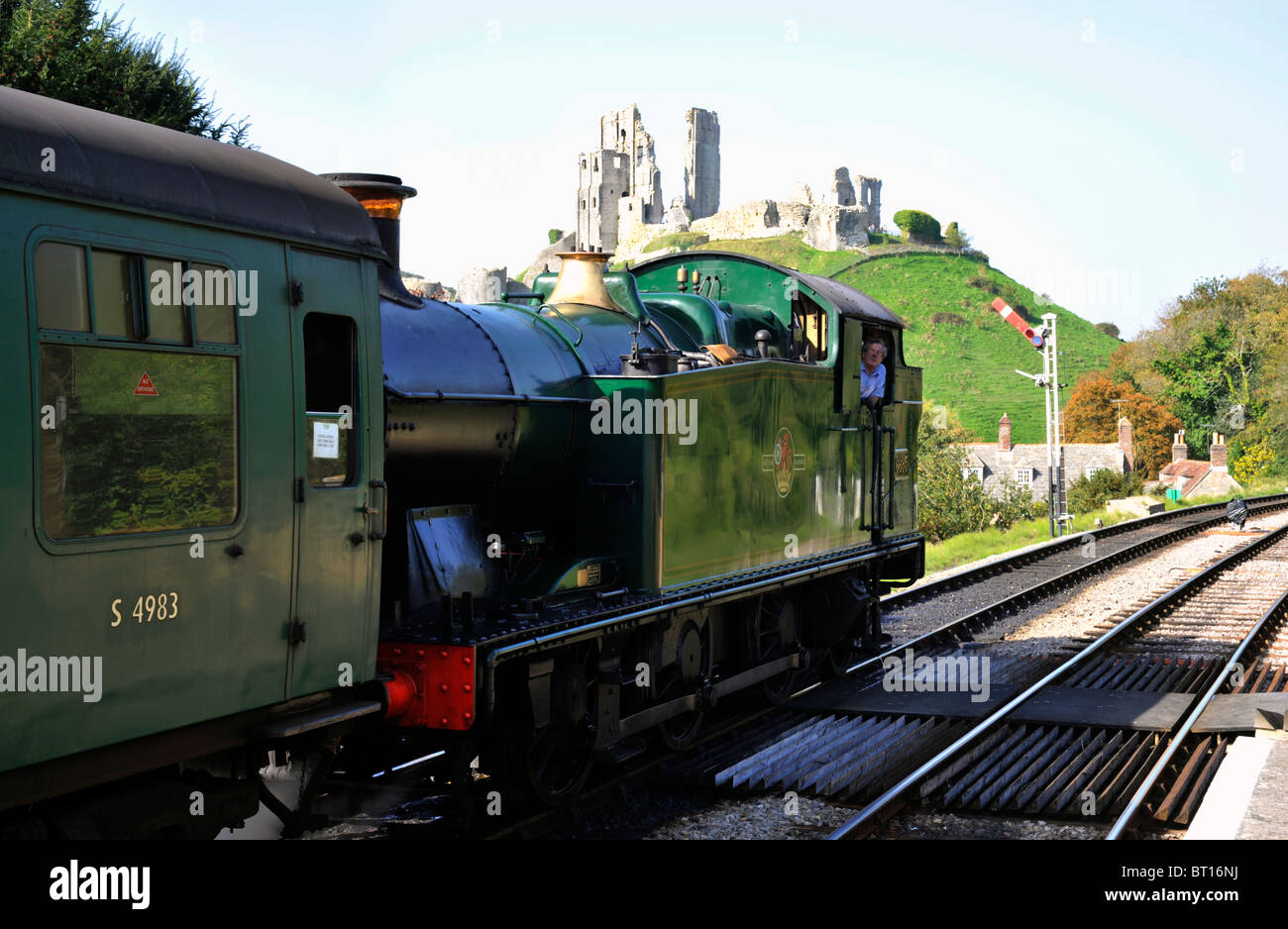 Dampfzug Corfe Bahnhof Castle in Backgroundon der erhaltenen Swanage Bahnlinie Stockfoto