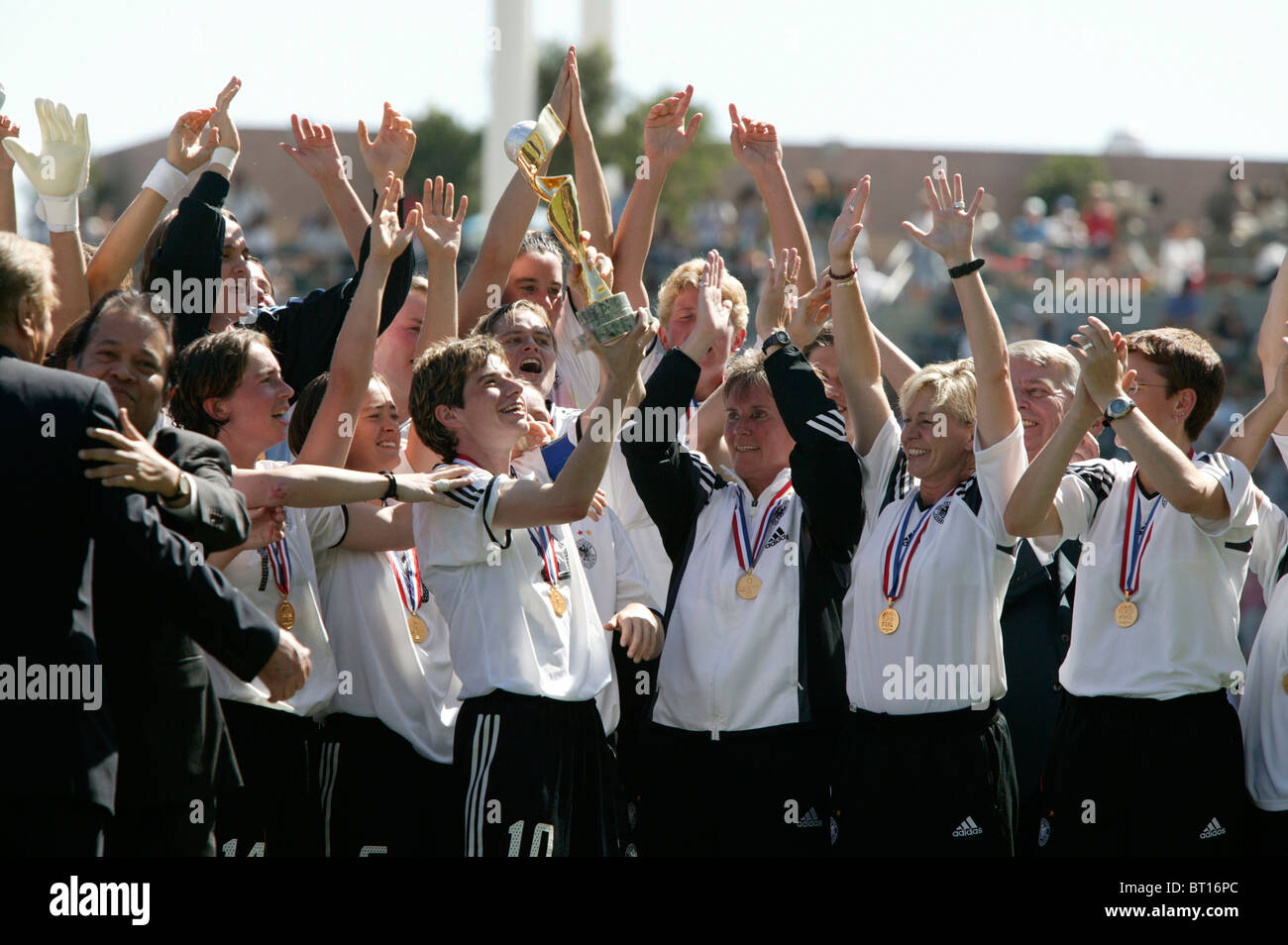 Deutschland-Team-Kapitän Bettina Wiegmann hält die Frauen-WM-Pokal, nachdem Deutschland Schweden im Finale 2003 besiegt. Stockfoto