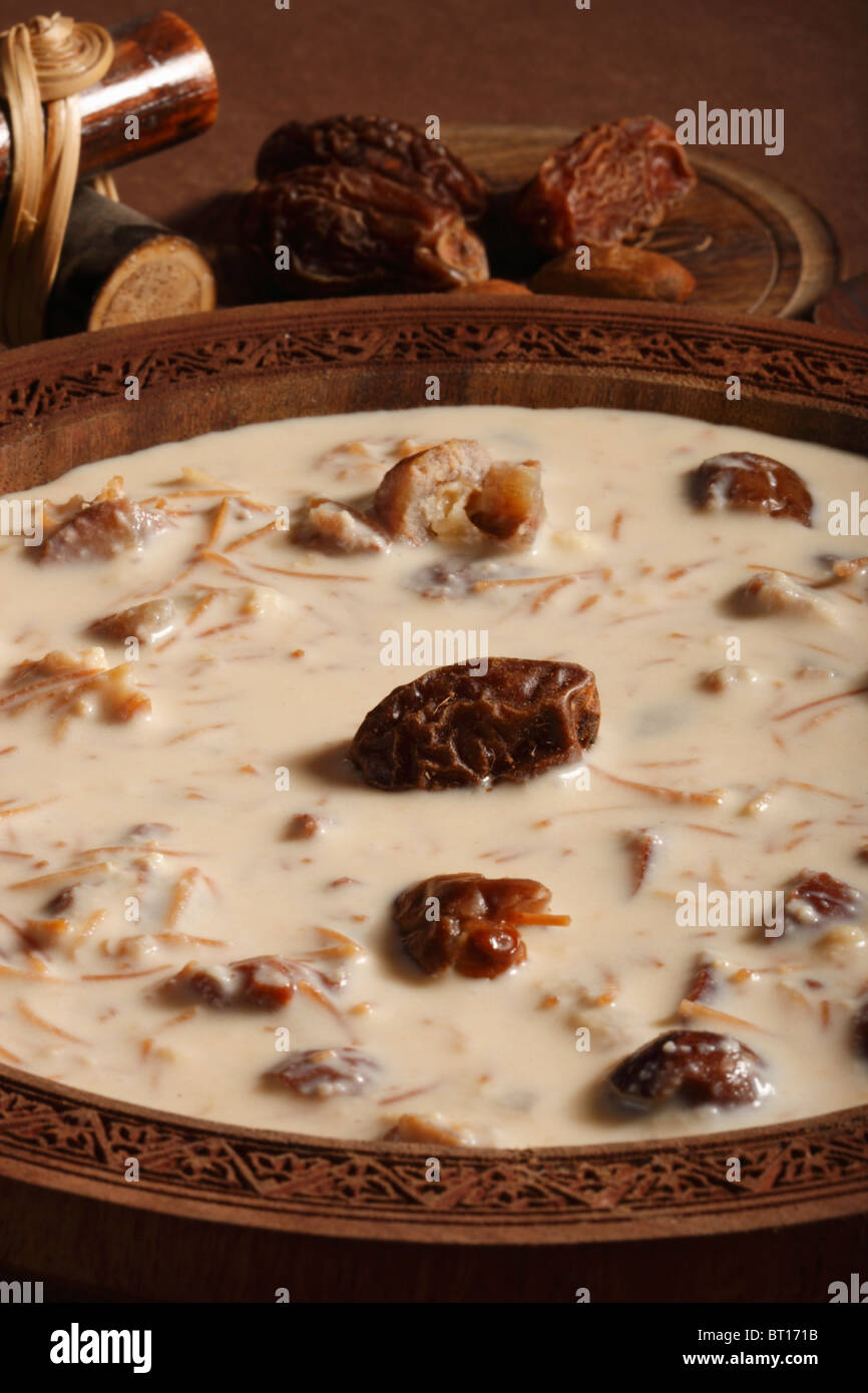 Schiere Khorma Sewiya ist eine Süßspeise mit Nudeln Milch und Pudding mit trockenen Früchten garnieren Stockfoto