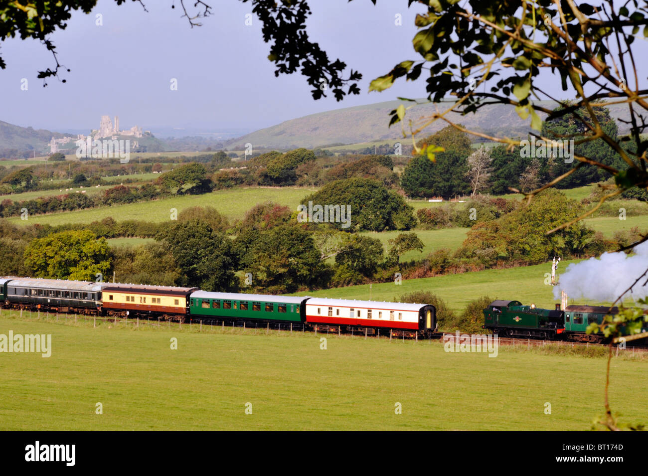 Dampf Zug Corfe Castle im Hintergrund auf der Bahnstrecke erhaltenen swanage Stockfoto