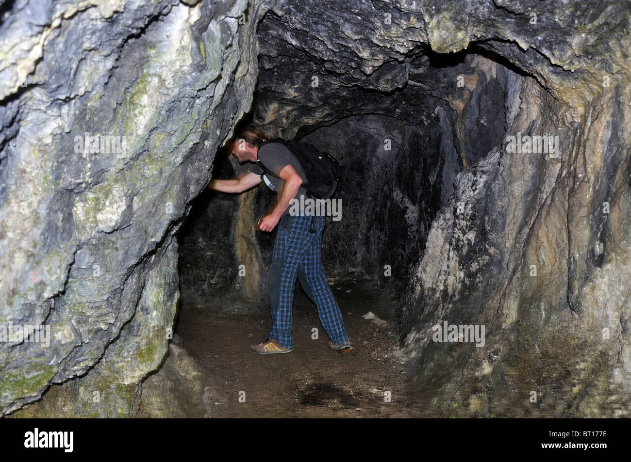 Mann im Inneren der Höhle, Nationalpark Triglav, Julischen Alpen, Slowenien, September 2010 Stockfoto