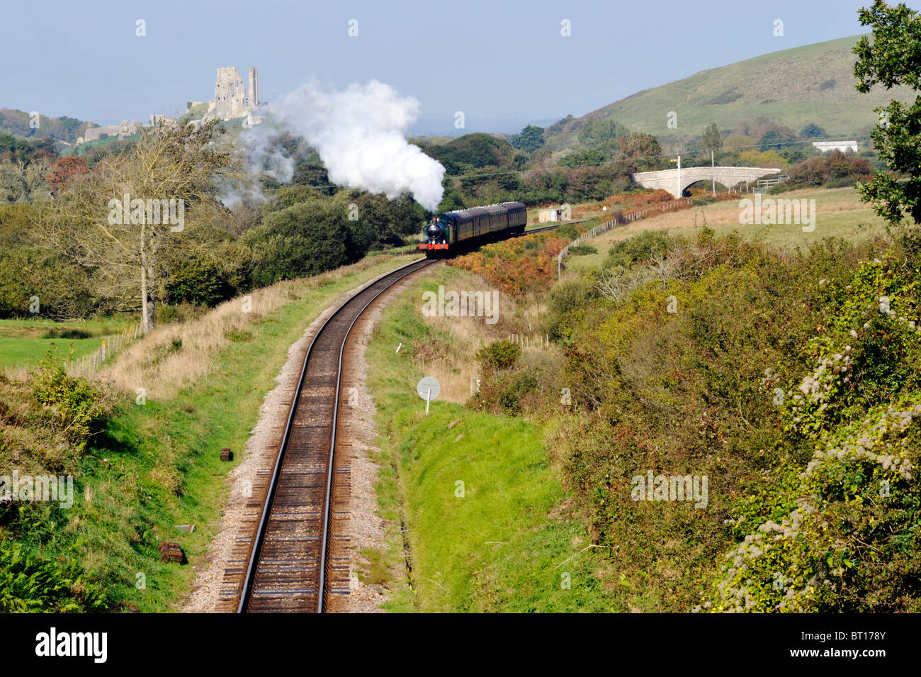 Dampf Zug Corfe Castle im Hintergrund auf der Bahnstrecke erhaltenen swanage Stockfoto