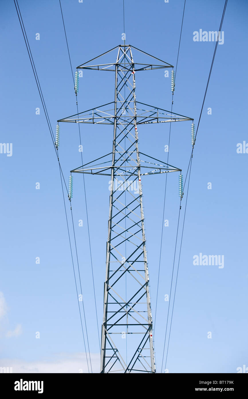 Symmetrisch gesehen Hochleistung Strommasten im Vereinigten Königreich. Stockfoto